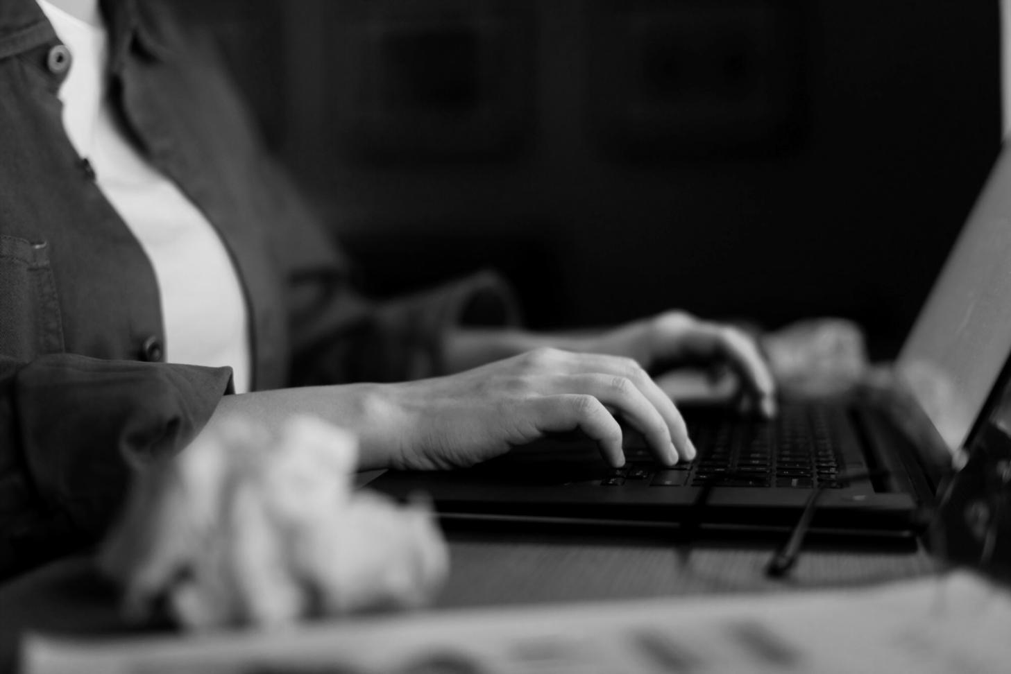 Estudiante revisando estados financieros en computadora portátil