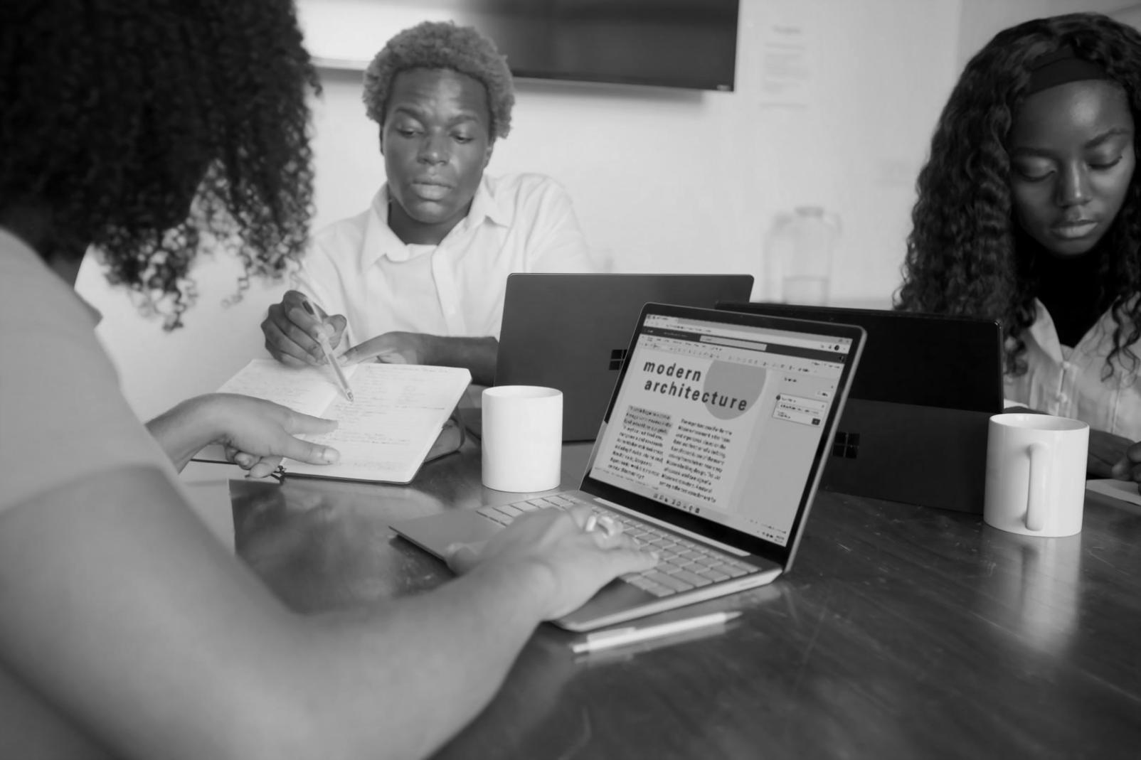Sesión de análisis financiero colaborativo entre profesionales