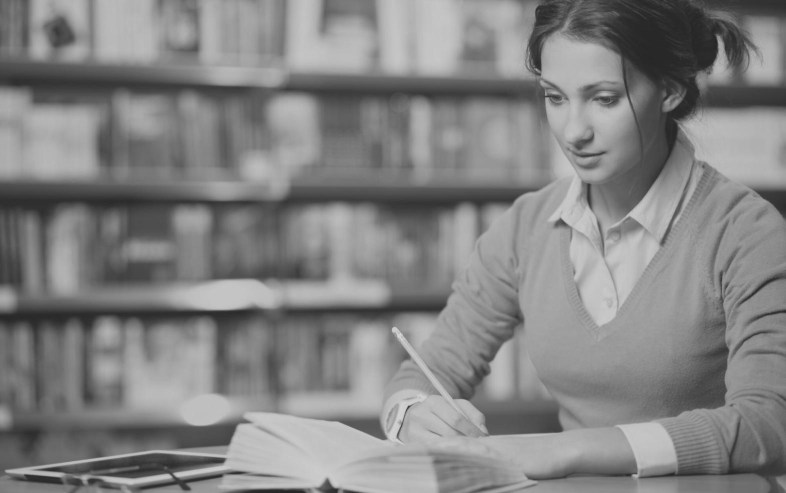 Estudiantes trabajando en análisis financiero con ordenadores y documentos